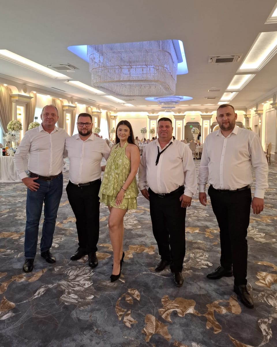 Mega Class Band — membrii formației, împreună cu solista